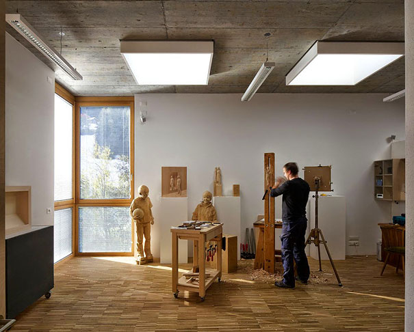 life-like-realistic-wooden-sculptures-peter-demetz-13